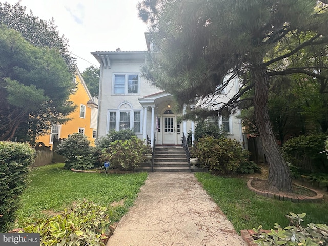 view of front of property featuring a front lawn