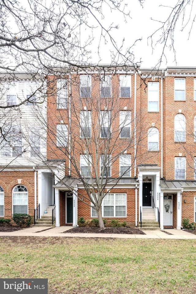 view of front of property with a front lawn