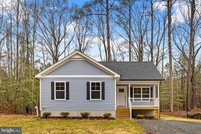 view of front of house featuring a porch and a front lawn