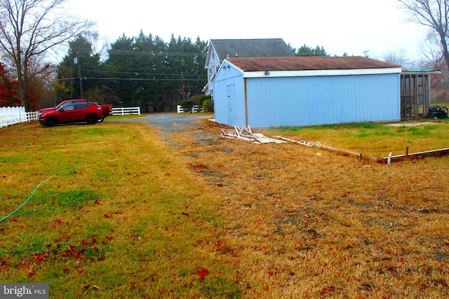 view of yard featuring an outdoor structure