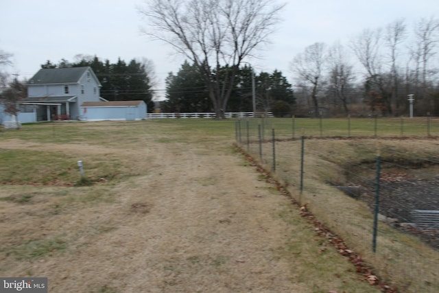 view of yard featuring a rural view