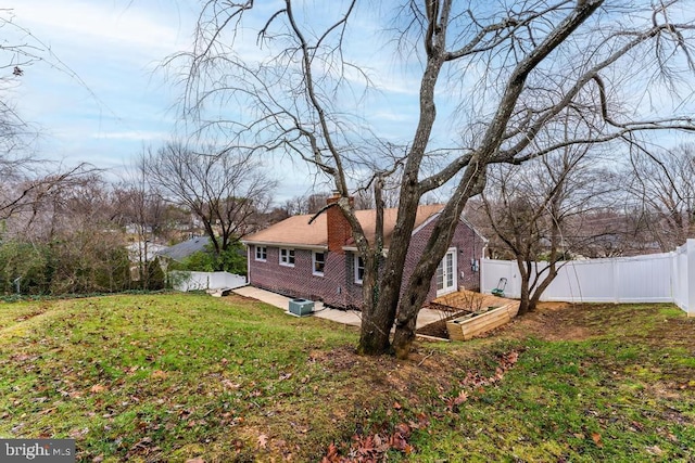 view of yard featuring a patio area