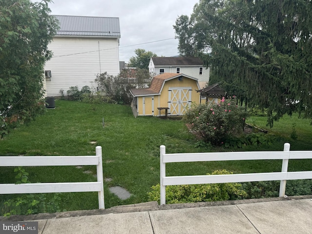 view of yard featuring a storage shed