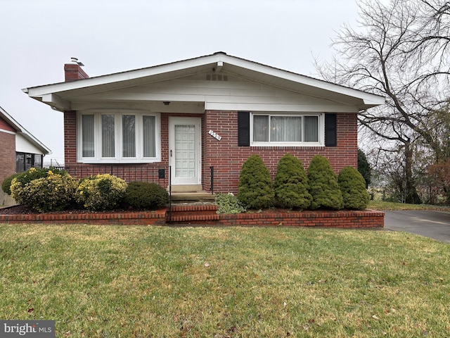 view of front facade featuring a front lawn