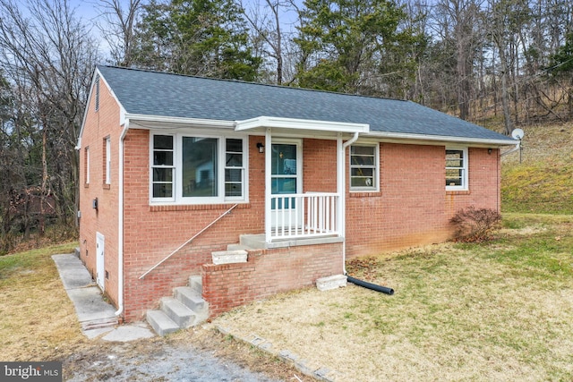 view of front of property featuring a front yard