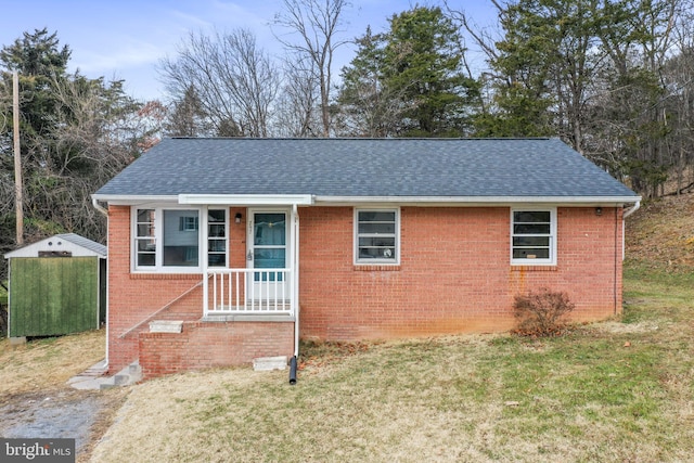 view of front of property with a front yard