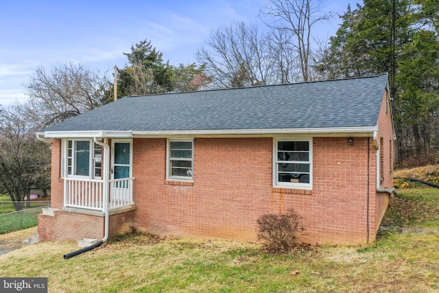 view of front of home featuring a front yard