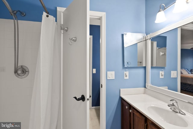 bathroom with a shower with shower curtain and vanity