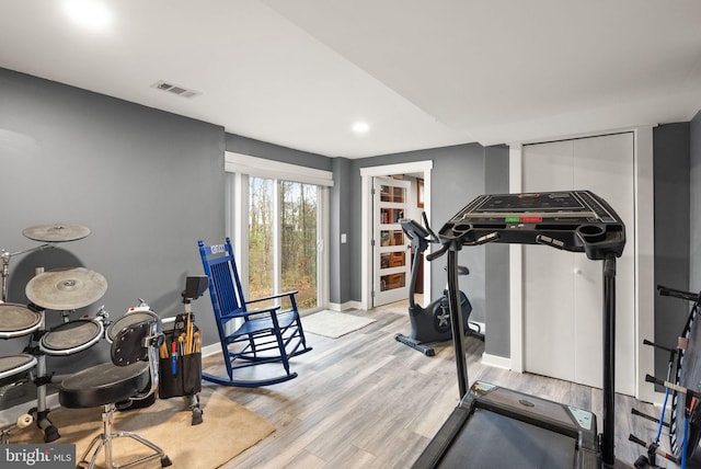 exercise area with light hardwood / wood-style flooring