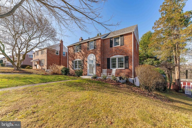 view of front of home featuring a front yard