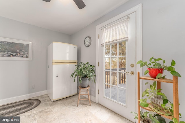 entryway featuring ceiling fan