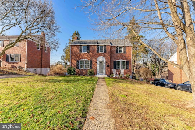 view of front of home with a front lawn