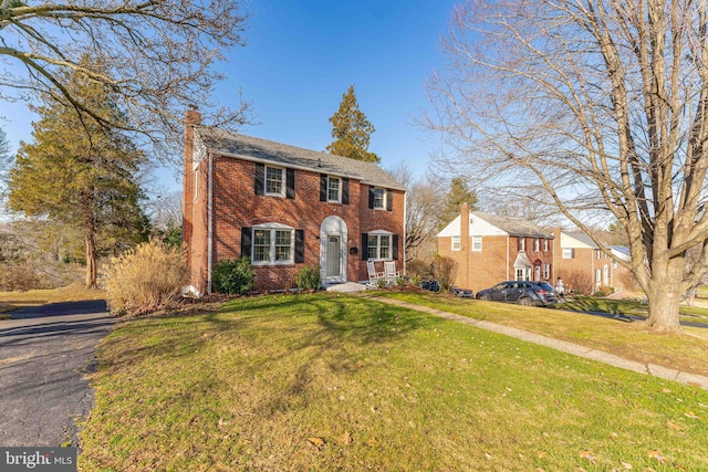 view of front of home featuring a front yard