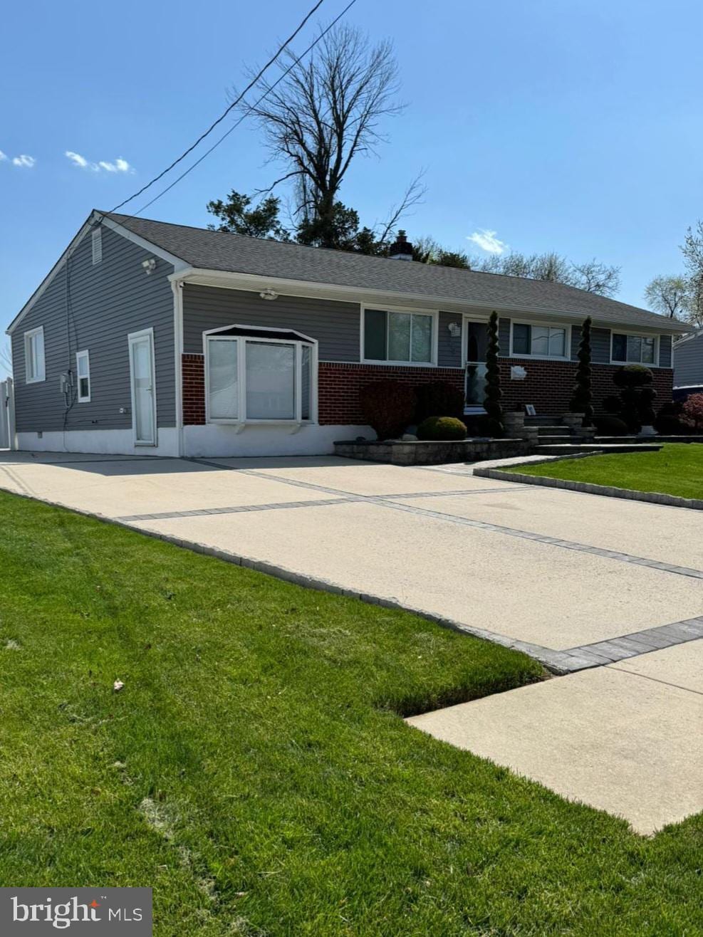 ranch-style house featuring a front yard