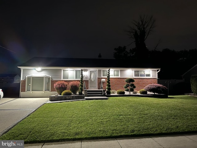 view of front facade featuring a lawn