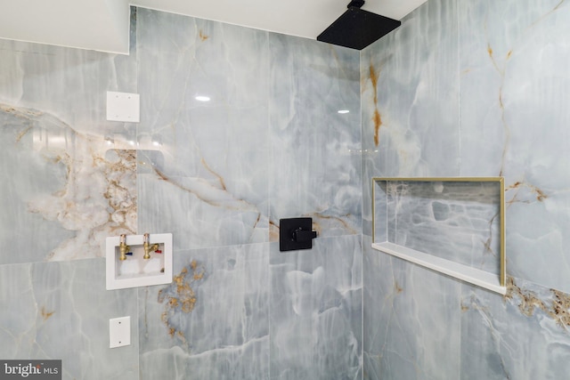 bathroom featuring a tile shower and tile walls