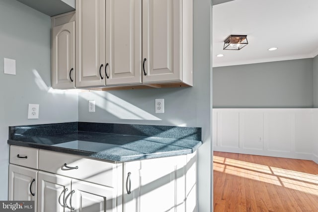 kitchen with crown molding and light hardwood / wood-style flooring