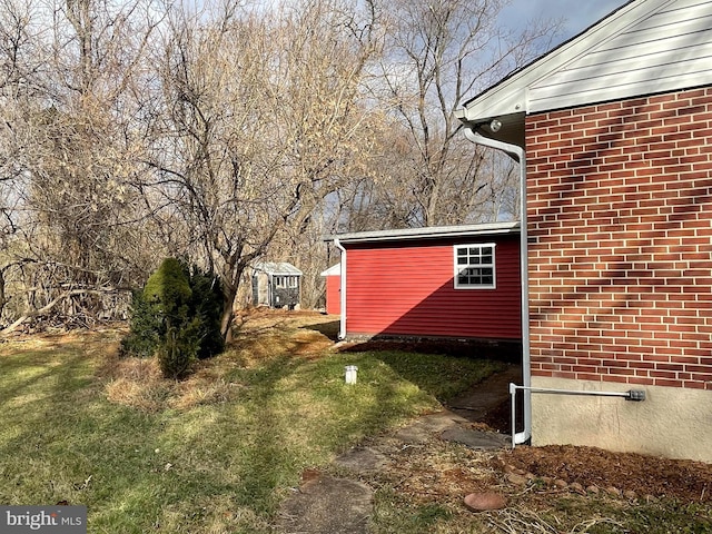 view of yard with a storage shed