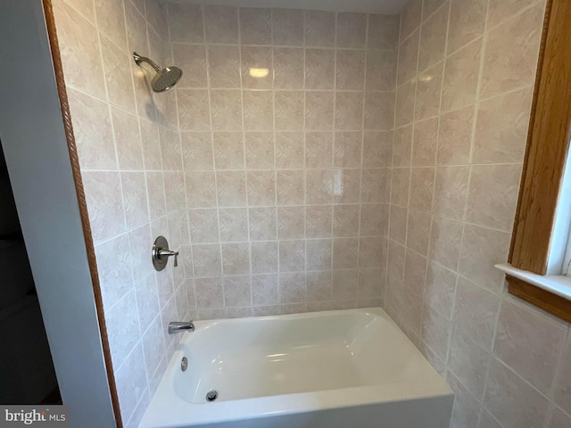 bathroom featuring tiled shower / bath combo