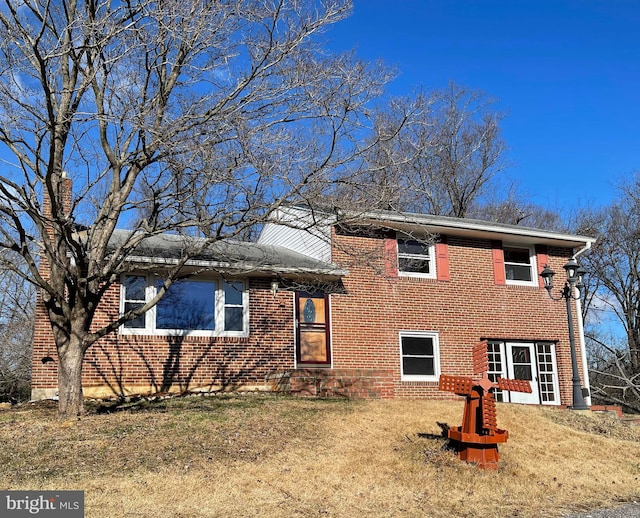 view of front of home featuring a front yard