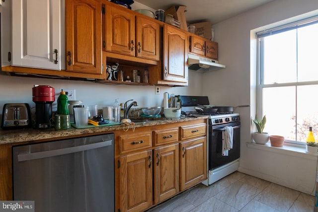 kitchen with sink, a healthy amount of sunlight, stainless steel dishwasher, and white gas stove