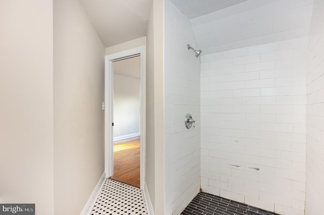 bathroom featuring a tile shower