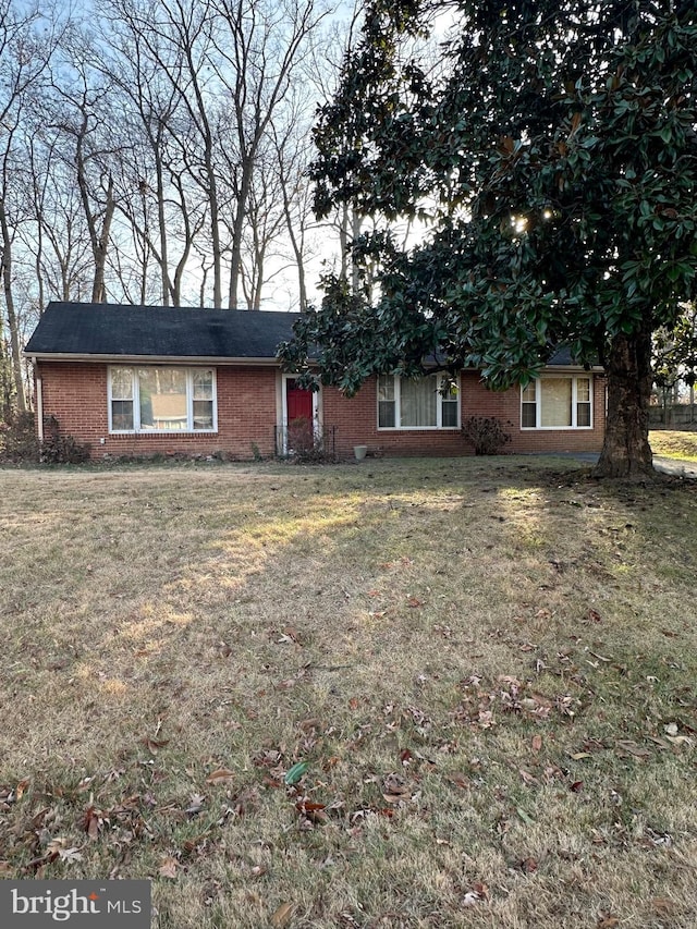 view of front of house featuring a front yard