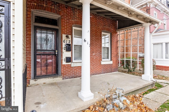 entrance to property featuring covered porch