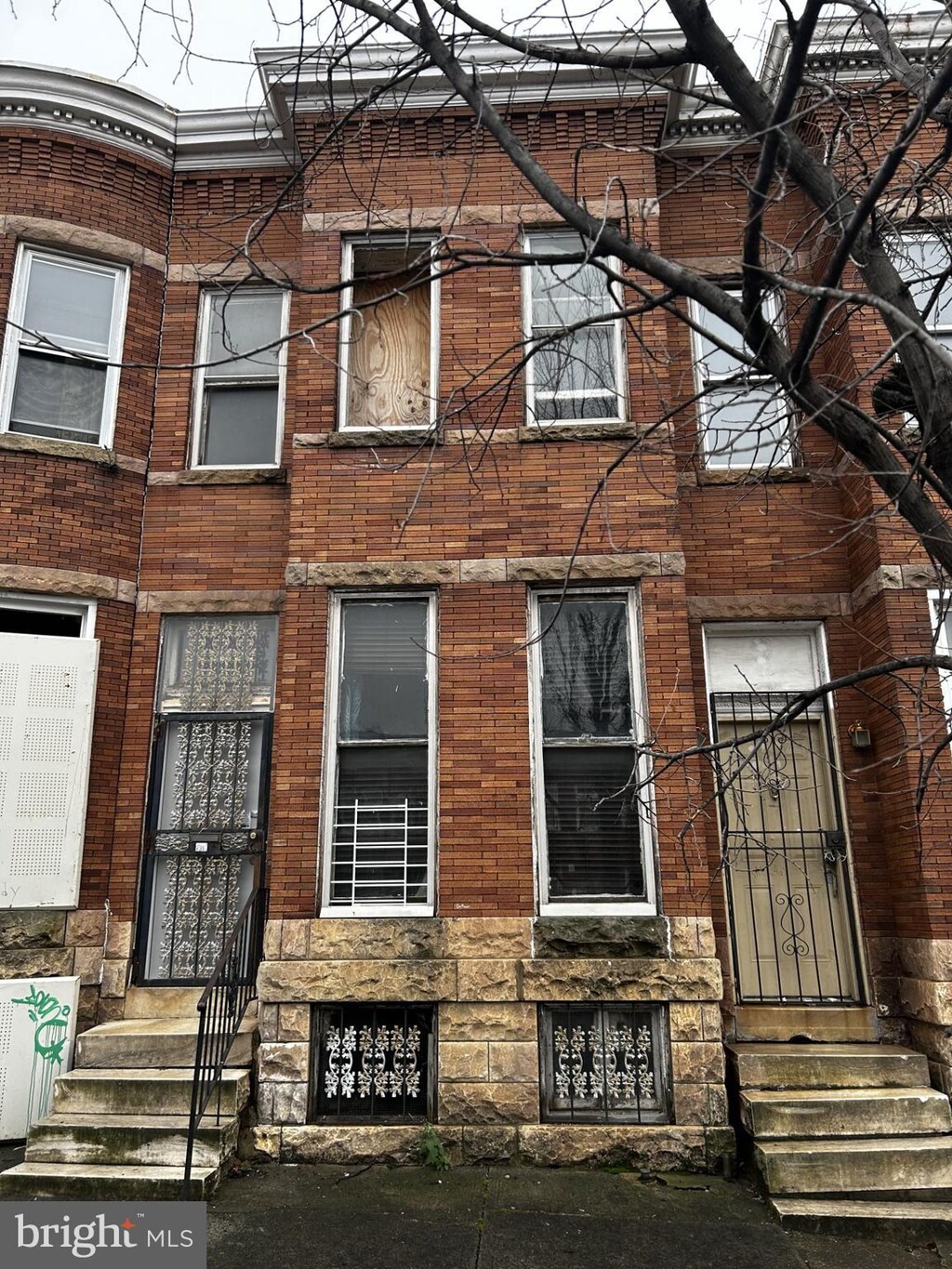 1667 W N Ave, Baltimore, MD 21217 - view of building exterior with entry steps