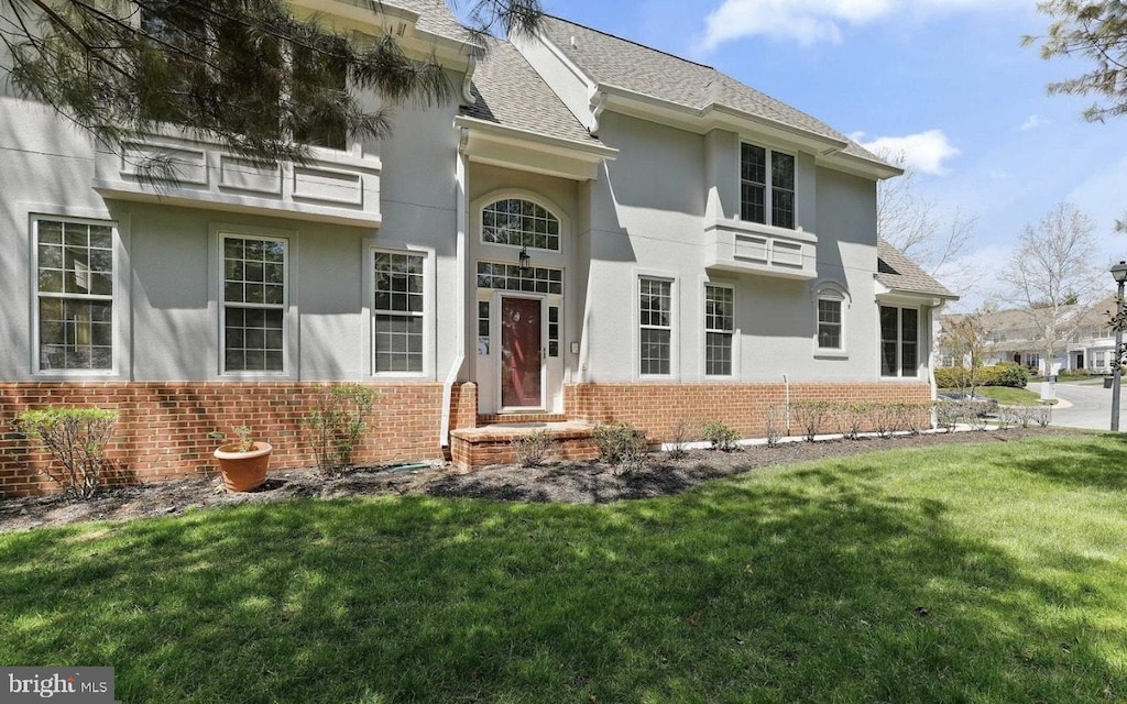 view of front of property with a front yard