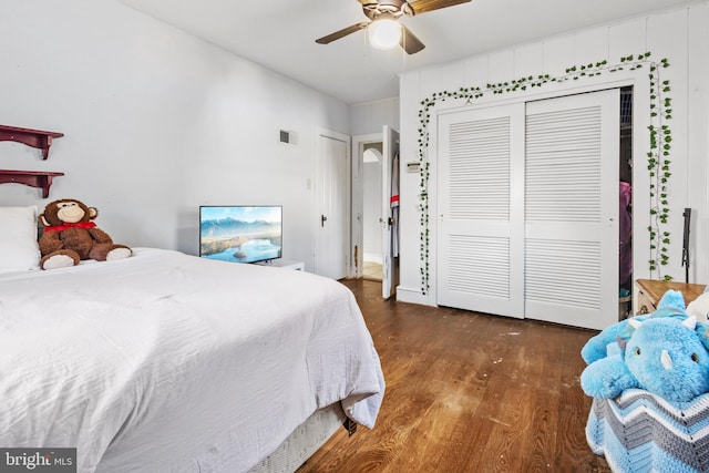 bedroom featuring ceiling fan, dark hardwood / wood-style floors, and a closet