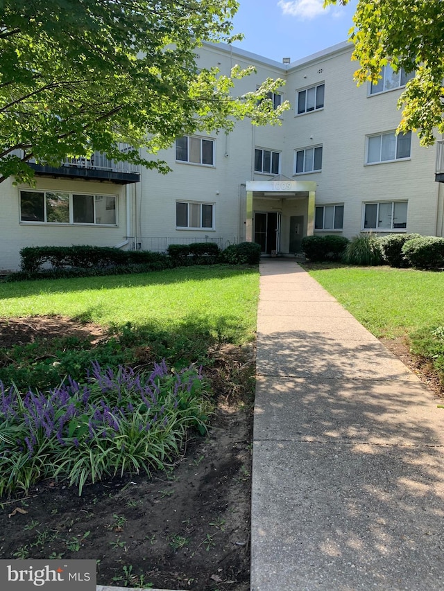 view of front of property with a front yard