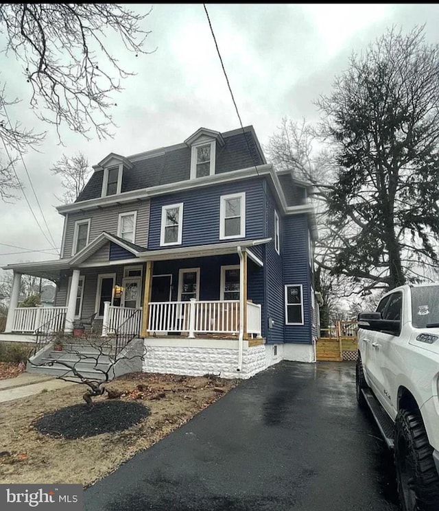 view of front facade with covered porch