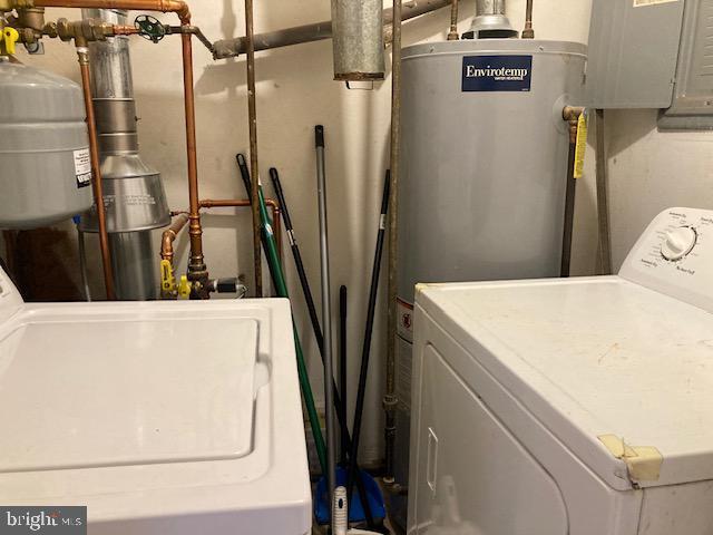 laundry room featuring washer and clothes dryer