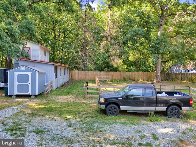 view of yard featuring a storage shed