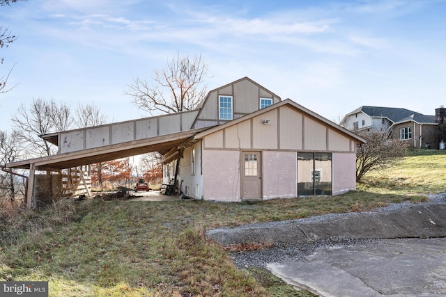 view of front facade featuring a carport and a front yard