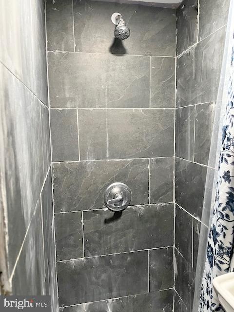 details with a tile shower