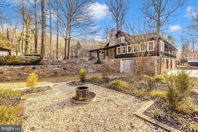 view of yard featuring a fire pit