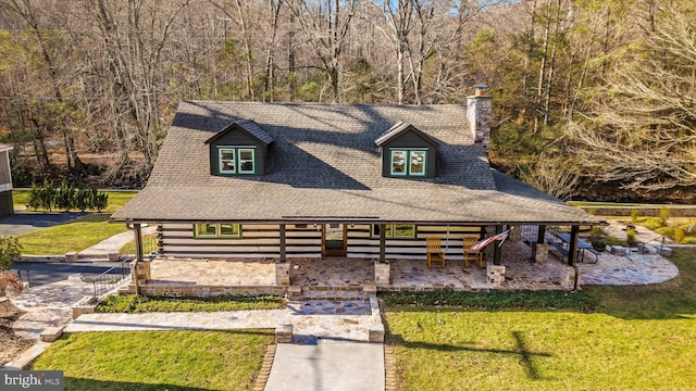 view of front of house with a front lawn