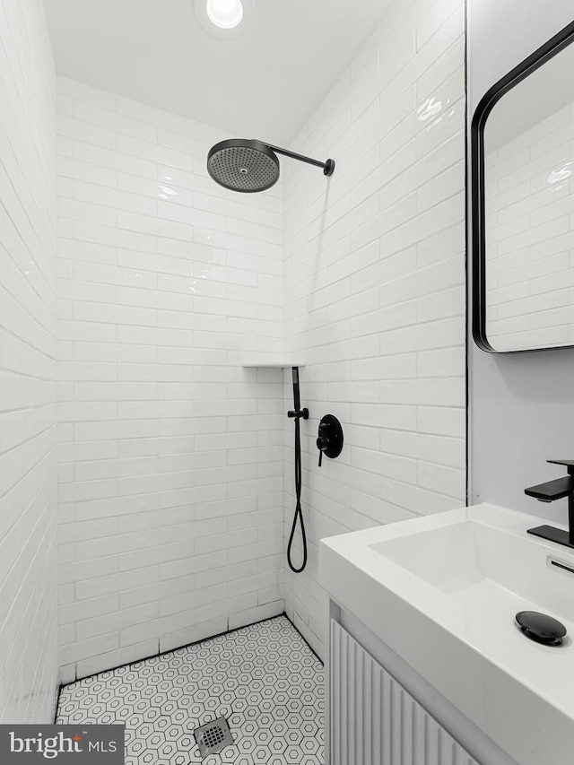 bathroom featuring sink and tiled shower