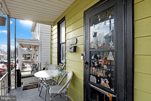 balcony featuring covered porch