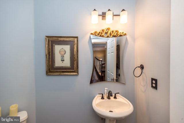 bathroom featuring toilet and sink