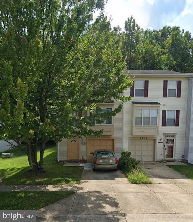 view of front of property featuring a front yard and a garage