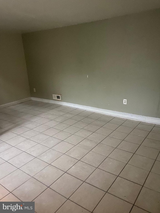 empty room featuring light tile patterned flooring