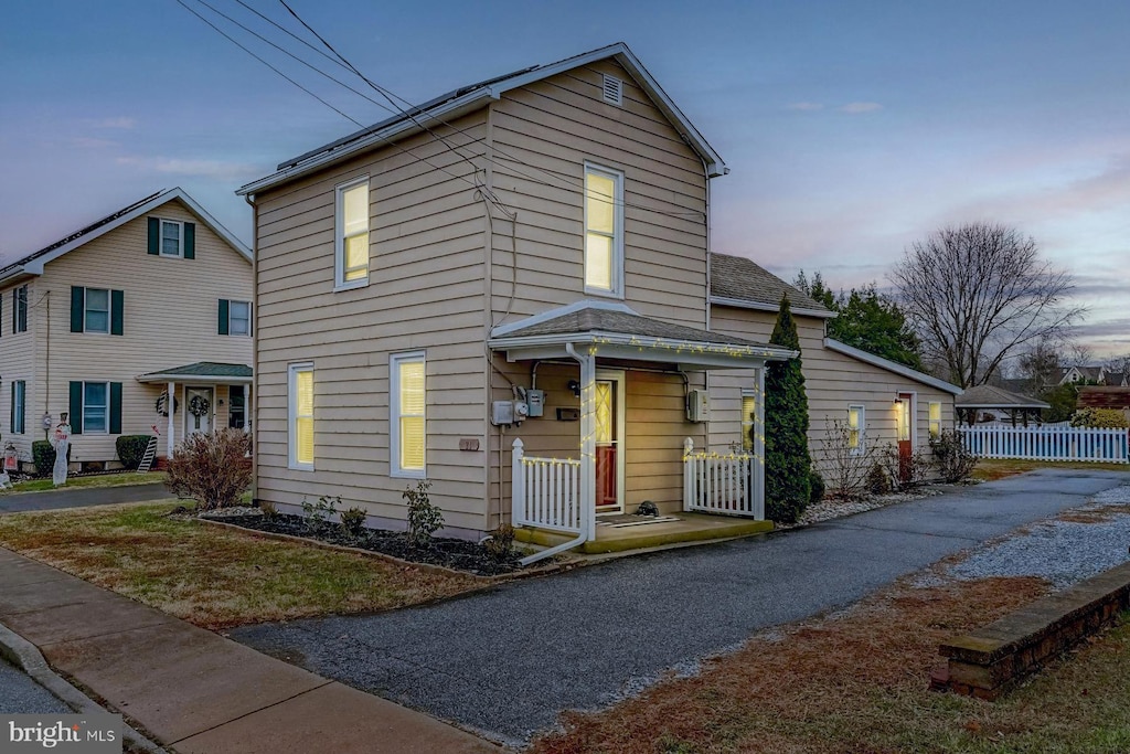 view of front of property