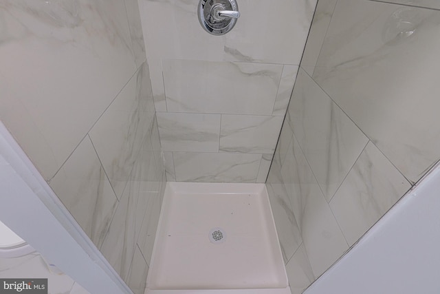 bathroom featuring a tile shower