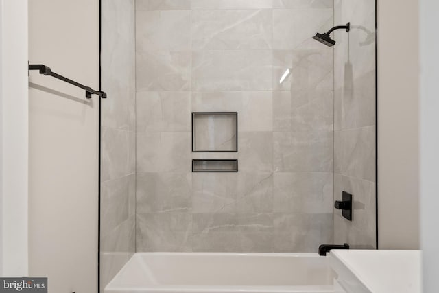 bathroom with tiled shower / bath