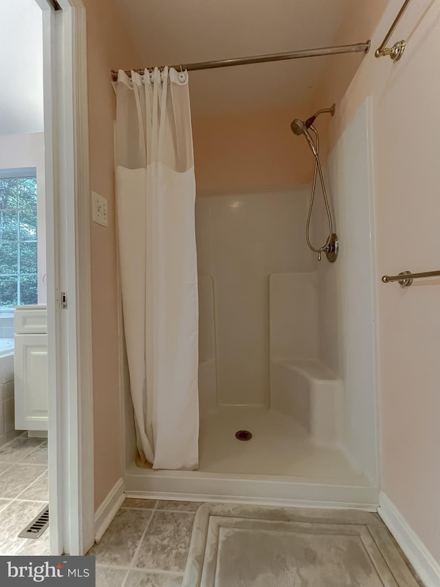 bathroom featuring a shower with curtain