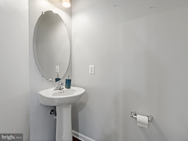 bathroom featuring sink