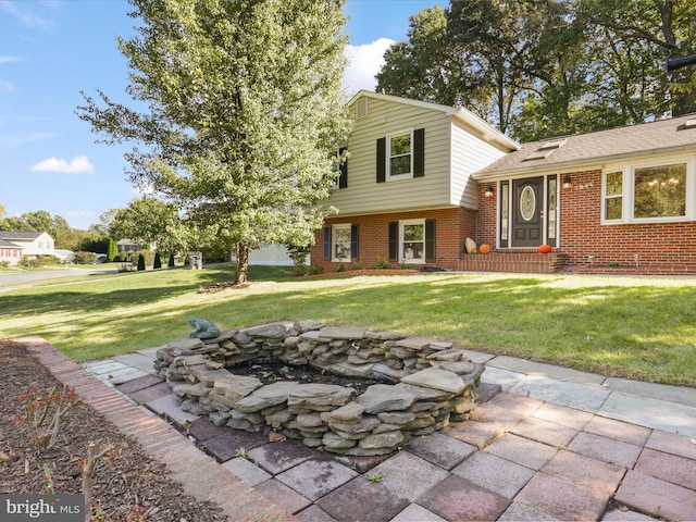 view of front of house featuring a front lawn